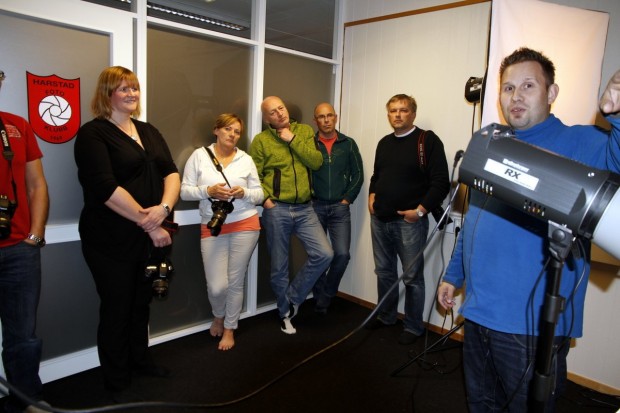 Steve forklarer prinsippene for interesserte klubbmedlemmer.